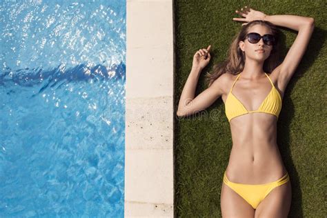 Junge Dünne Schönheit Im Gelben Bikini Ein Sonnenbad Nehmend Stockfoto Bild von mode