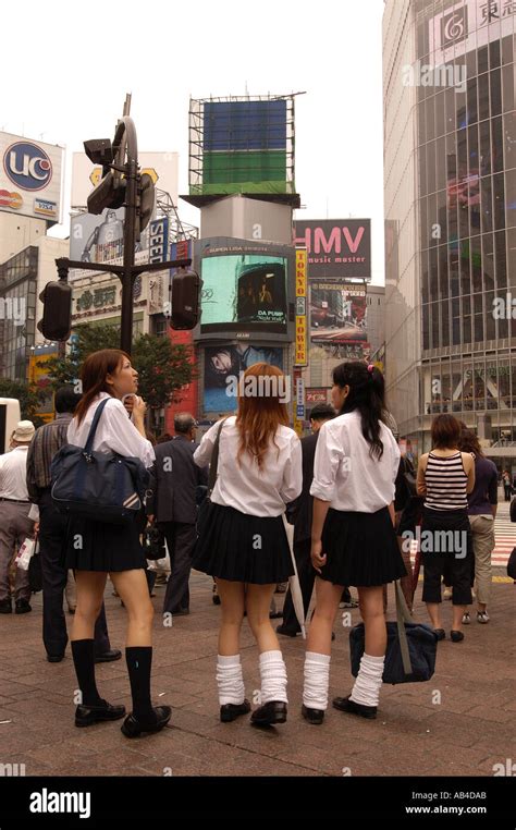 Japanische Schulmädchen In Kurzen Röcken In Shibuya Tokio Japan