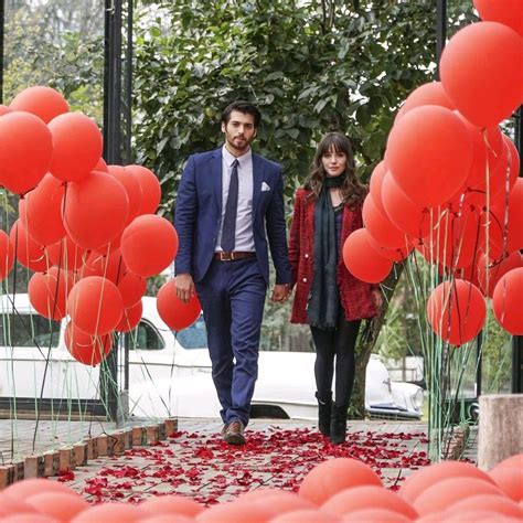 Can Yaman As Ferit And Ozge Gurel As Nazli In The Turkish Tv Series