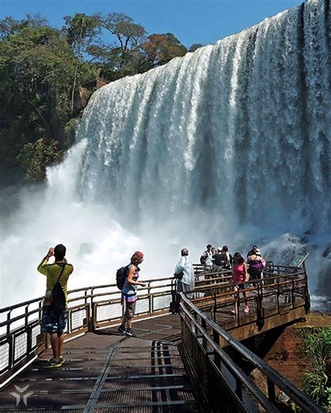 Las Cataratas De Iguazú Una De Las Siete Maravillas Naturales Del Mundo Ubicada En El Par