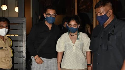 Aamir Khan Joins Daughter Ira For Dinner Remembers To Hug Her Just In Time Watch Bollywood