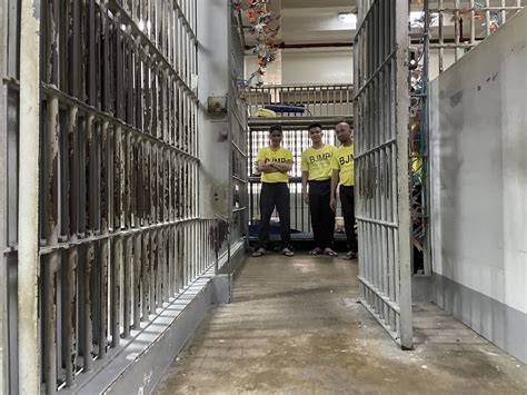 Philippines' war on drugs: Hitman says he's killed 14 people - and gets