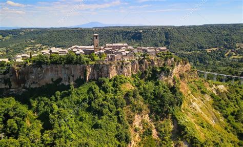 Vista Aérea Panorámica De Civita Di Bagnoregio Desde Un Dron Volador