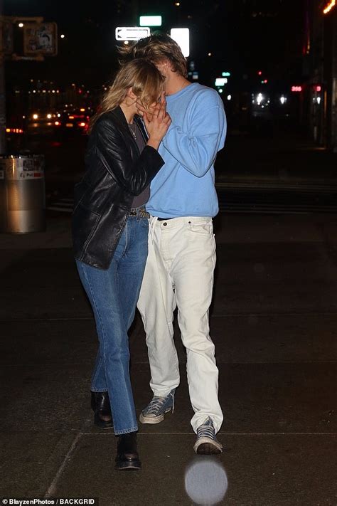 The moment when brittany hockley and sophie tieman realised nick picked neither of them. Jordan Barrett passionately kisses a mystery blonde in New ...