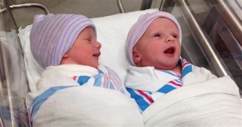 Nyfødte Tvillinger Har En Telepatisk Samtale Med Hinanden På Hospitalet