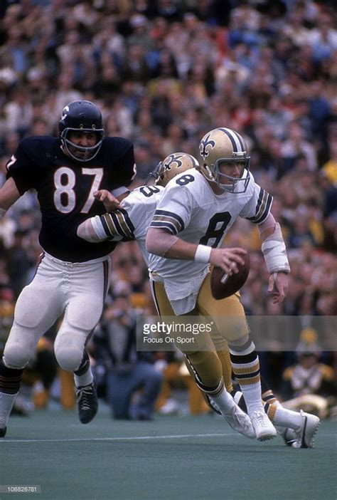 Quarterback Archie Manning Of The New Orleans Saints Runs With The Saints Football Nfl