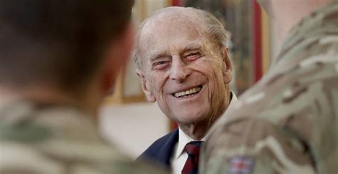 A rainha agradeceu a todos pelos seus serviços nesta altura de crise mundial. Por que o príncipe Philip não é chamado de rei da Inglaterra
