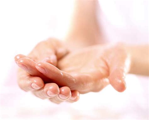 Self Oil Massage Benefits Quick Guide To Do It Herzindagi