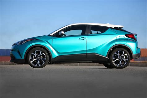It is available in 5 colors, 1 variants, 1 engine. 2018 Toyota C-HR Reviews and Rating | Motor Trend