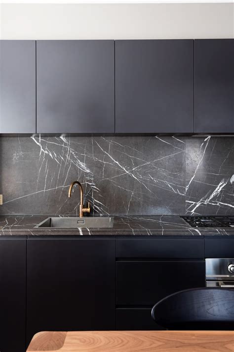 la apuesta del marmol en tonalidades oscuras en cocinas minimalistas tino natural stone