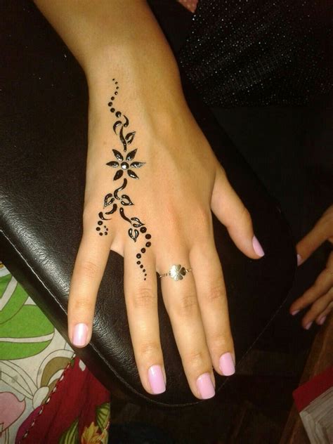A simple henna tattoo design like this one will be suitable for men and women. Pin by snow Omar on Snapchat | Simple henna tattoo, Henna ...
