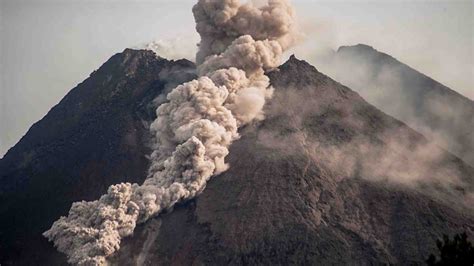 Indonesian Volcano Erupts Spewing Hot Ash Three Kilometers Away Cgtn