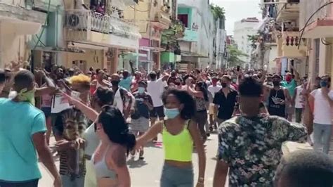 Cientos De Personas Protestan En Cuba Contra El Gobierno ¡abajo La