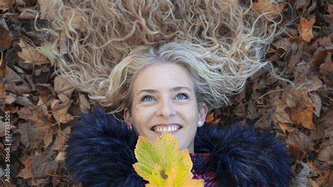 Blonde Frau Liegt Im Herbstlaub Stock Foto Adobe Stock