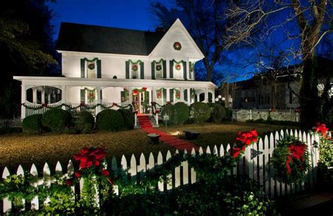 Home interior & exterior decor. Add Cheer To Your Windows By Decorating Them For Christmas