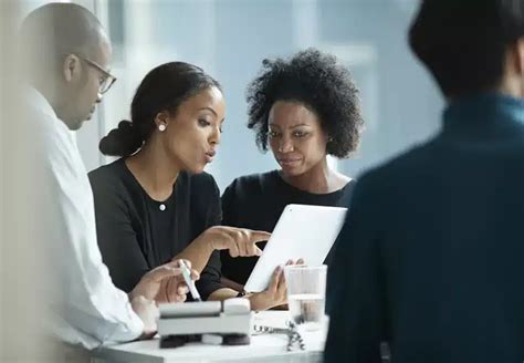 Empresários negros recebem menos do que brancos Money Report