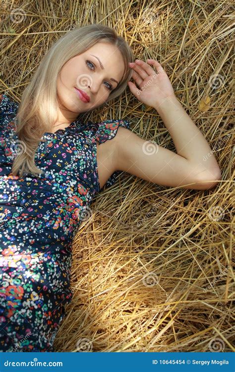 Het Seksuele Blonde Meisje Ligt Op Tarwe Stock Foto Afbeelding Bestaande Uit Tarwe Seksueel
