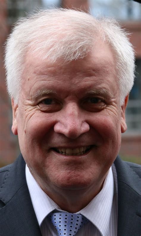 Federal interior minister horst seehofer said those working in systemically relevant sectors will be allowed to cross and authorities will be pragmatic wherever it is possible. seehofer has brusquely rejected criticism of the border checks from the european union, and soeder echoed that. Horst Seehofer legte Wahlkampfstopp in Halle ein ...