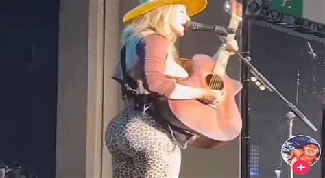 Lainey Wilson A Country Music Star Goes Viral After Photo Of Her