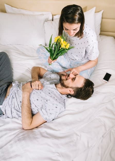Junges Paar Im Bett Am Morgen Kostenlose Foto