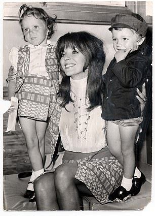 Very early on in her illustrious career trek fans can thank collins' kids, tara and alexander, for their mum's appearance on tos. Joan Collins's novelist daughter Tara Newley makes a brave ...