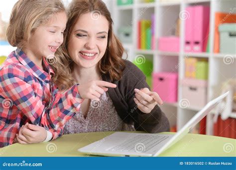 Feliz Madre E Hija Usando Juntos Una Laptop Foto De Archivo Imagen De