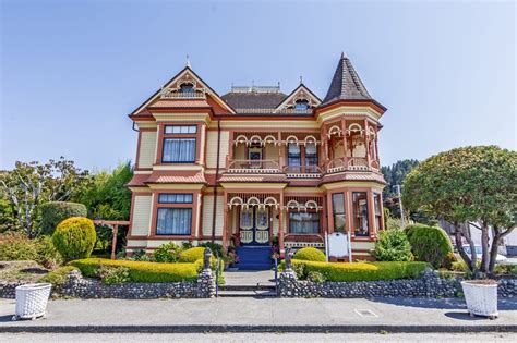 Choosing The Right Paint Colors For Your Victorian Style House Paint