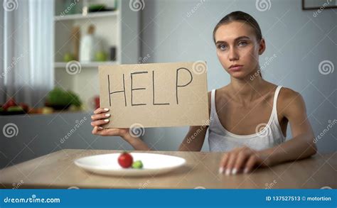 Palavra Da Ajuda Escrita Por Menina Anoréxico Deprimida Corpo Esfomeado Distúrbio Alimentar