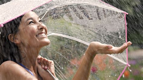 Hình nền Phụ nữ ở ngoài trời đàn bà mưa ô mỉm cười Nhìn lên vui