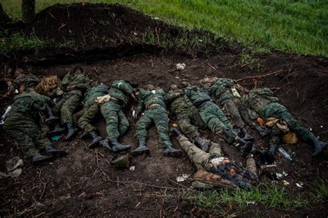 Forças Ucranianas Recuperam Os Corpos De Russos Mortos Em Combate