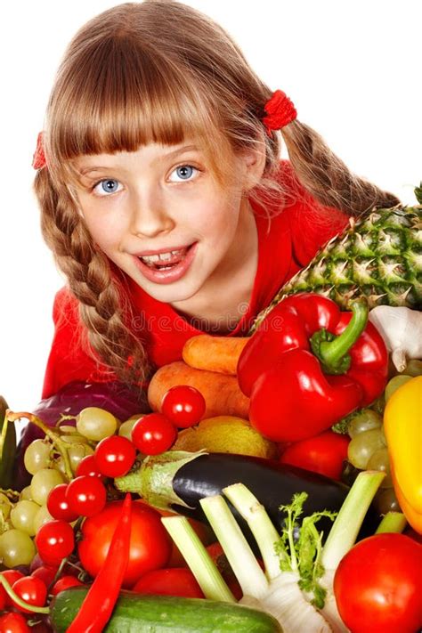 Kind Met Groep Groente En Fruit Stock Afbeelding Image Of Kalk Lang