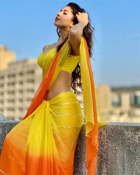 Sonarika Bhadoria ఓ వైపు వాన దంచి కొడుతున్న వేళా నటి పరువాల విందు పిక్స్ వైరల్ Sonarika