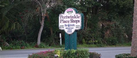 Ein zentrales, öffentliches feuerwerk gibt es nicht, aber in der ganzen stadt wird kräftig geballert. Periwinkle Place auf Sanibel Island Florida mit 26 Geschäften