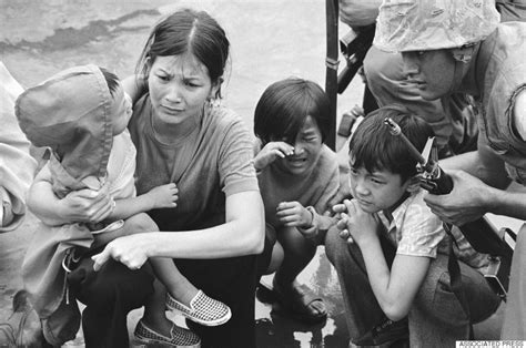 Die niederlage des westens in kabul erinnert an die katastrophe in südvietnams hauptstadt saigon ende april 1975. 8 Historic Photos That Capture The Chaotic U.S. Withdrawal ...