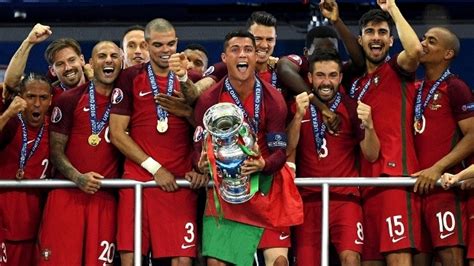 Portugal logró ser la sede de la undécima edición de la eurocopa, a la que aquella selección griega quedó encuadrada junto a portugal, españa y rusia y se metió en cuartos por los pelos. PORTUGAL É CAMPEÃO DA EUROCOPA 2016 - Blog do Sérgio Leandro