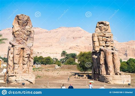 Estatuas Gigantes Antiguas De Egipto Foto De Archivo Editorial Imagen