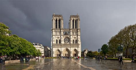 The island is on the eastern half of the île de la cité. Give to the cathedral - Notre-Dame de Paris