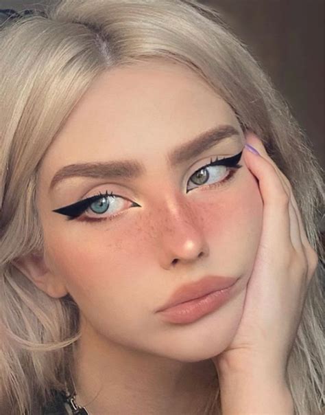 Russian Girl 💕 Uploaded By Andreea On We Heart It Edgy Makeup Makeup Eyeliner Alt Makeup