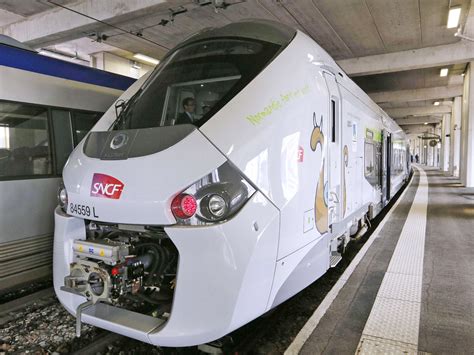 Mind Le Gap France Spends 15 Billion On Trains That Are Too Fat For