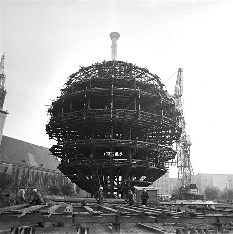 Aufgrund seiner stellung als festung der monarchen gegen die stadt london wurde das umfeld des tower bis in das 19.jh. Der Berliner Fernsehturm | Protzstange | Telespargel | so ...