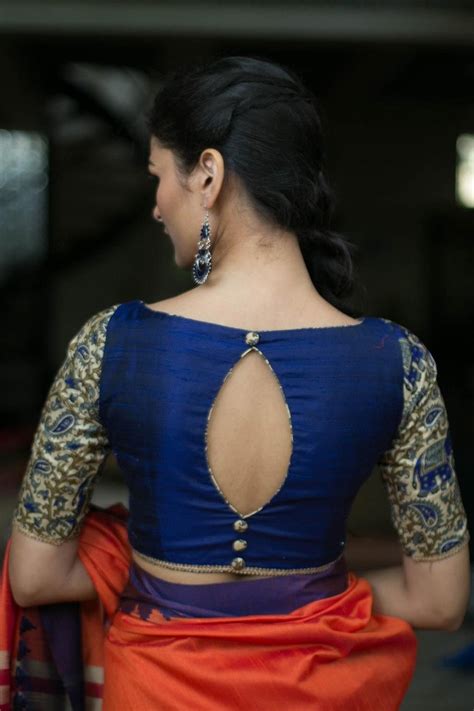 Pin By Ramsiya Shaji On Saree Blouses And Draping Blouse Designs High Neck Blouse Neck