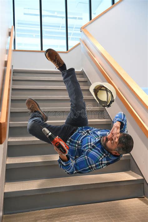 Hombre Que Cae En Las Escaleras Imagen De Archivo Imagen De Casco