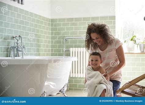 Mother Drying Son With Towel After Bath Stock Image Image Of Oxfordshire Parent