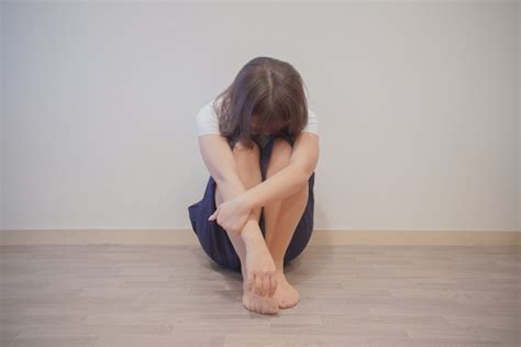 大うつ病性障害(major depressive disorder) は、 大うつ病 、 単極性うつ病 、 臨床的うつ病 とも呼ばれる。 大うつ病性障害の患者は、1回またはそれ以上の大うつ病エピソードを経験する。 適応障害と診断された友達は笑えてなかった | こみブロ!