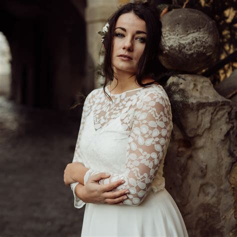 Diese legere hochzeitskleid nimmt auch die modernen details wie die handgefertigten blumen, sie an ihrem großen ich bin sicher, sie werden die sterne an ihrem großen tag mit diesem hochzeitskleid. Spitzentop aus zarter Blätterspitze mit halblangem Ärmel ...