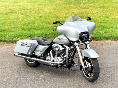 2010 Harley Davidson® Flhx Street Glide® Brilliant Silver Pearl