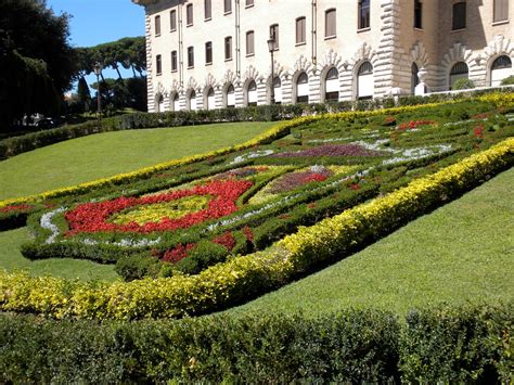 Wir sehen den ehemaligen papst benedikt xvi. AMOROMA: Vatican Gardens