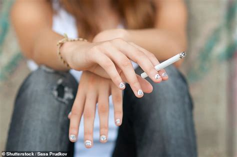 Smoking Age Could Be Lifted From 18 To 21 Daily Mail Online
