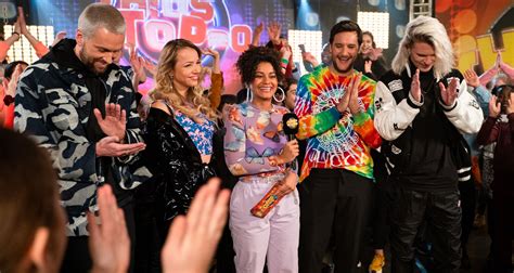 Ook de ouders, het broertje en de vriendin van rolf kwamen hem feliciteren. KRIS KROSS AMSTERDAM & EMMA HEESTERS ZIJN ER! - Zapp Kids ...