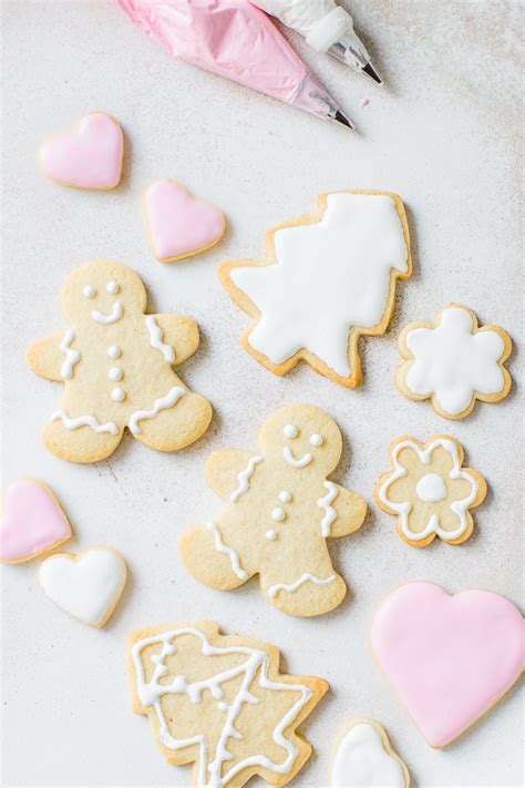 After decorating cookies for more than 15 years, i think my mixer might be able to make it without me. Royal Icing Without Meringue Powder : How To Make Royal ...